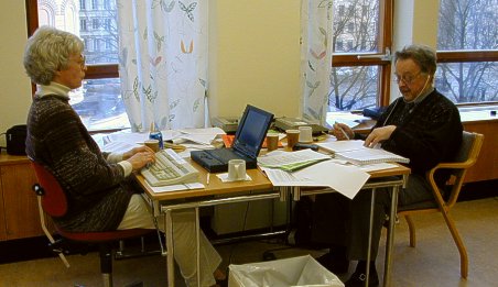 Stenografen dikterar för maskinskriverska som skriver in på pc © LarsLingvall